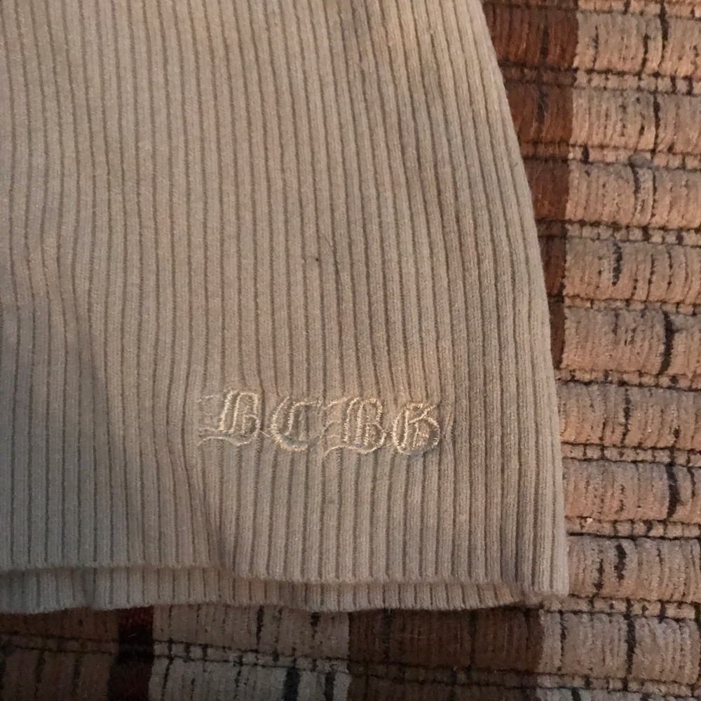 ✨BCBG V Neck ribbed Sweater